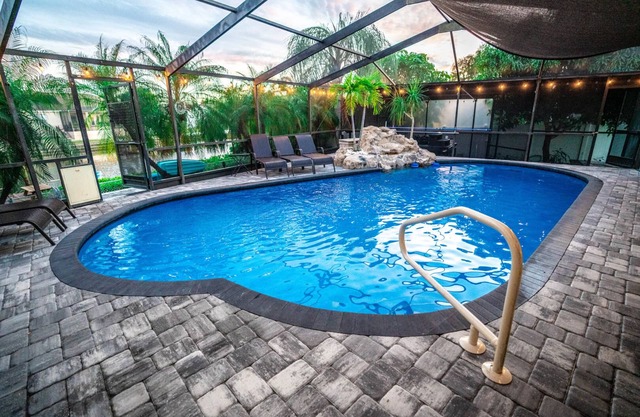Waterfront Pool home con TRES CAMAS KING Piscina climatizada gratuita, bañera de hidromasaje para 10 personas *