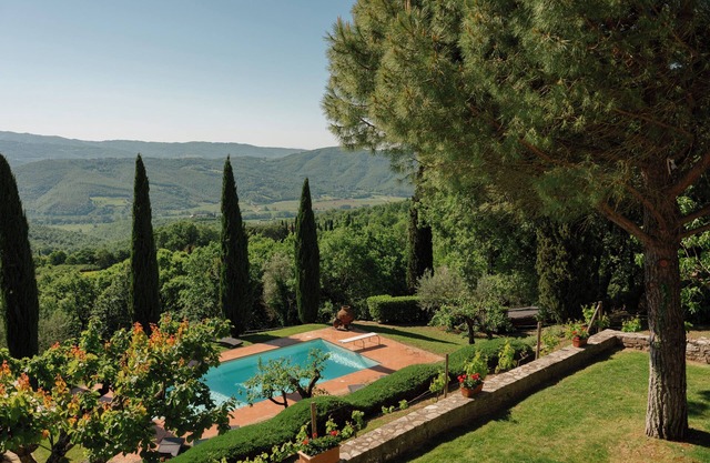 Villa de lujo tranquila con pérgola cubierta de enredaderas con vistas panorámicas al valle de Niccone, Toscana