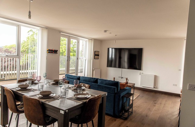 Luxury Penthouse 3 bedroom apartment with parking, 85inc TV and pool table