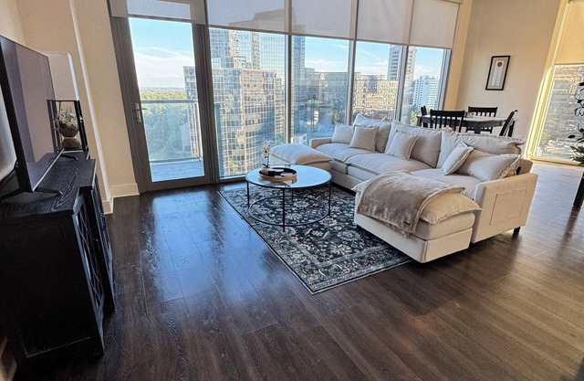 Luxury Penthouse - Skyline Views