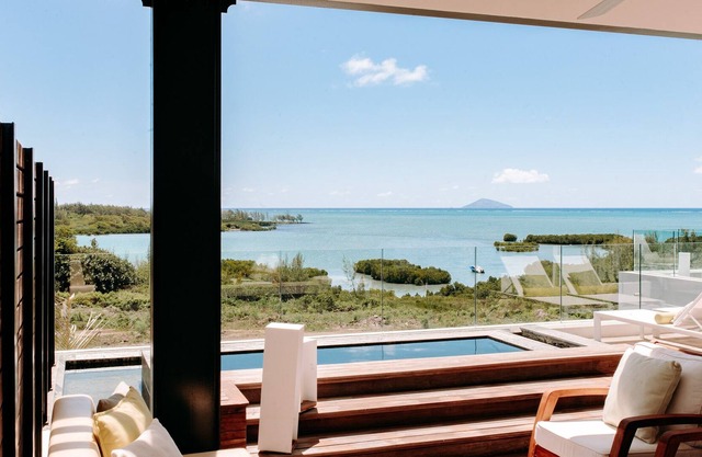 Luxury Penthouse - stunning lagoon view, 4 bedroom, private pool & communal pool