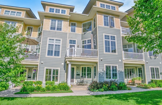 Condominio de lujo Petoskey con impresionantes vistas de Little Traverse Bay
