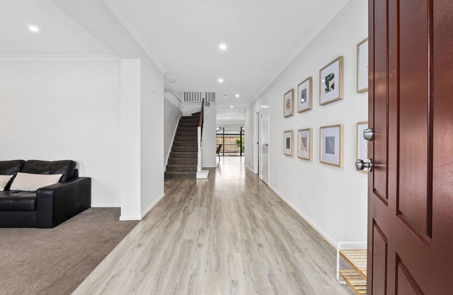 Luxury Point Cook Home 30 mins to Melb CBD!
