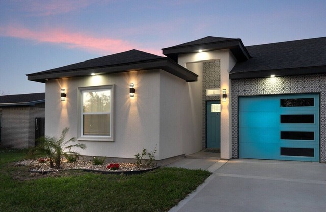 Luxury Pool Oasis w/Tesla Charger*Walk to Hospital