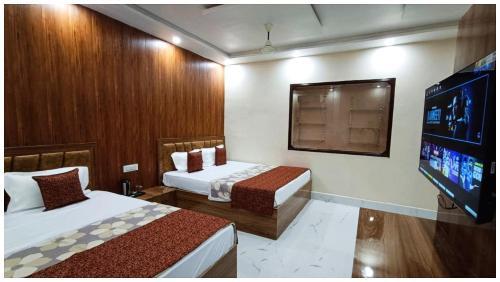 LUXURY PREM!UM HOTEL !VRR!NDA HOMESTAY!- Near Kashi Vishwanath Temple and Ganga Arti Ghat - Providing Free Wi-fi - Room Service - And Parking Facility - A Best Seller Homestay in Varanasi