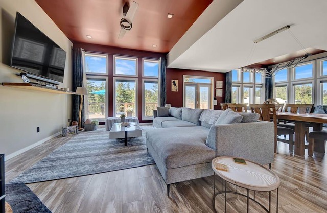 Luxury Private Retreat with Bonus Games Room Close to the Beaches!