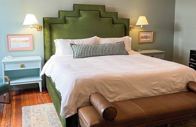 Luxury Private Suite in Boutique Historic Inn The Athenian- Downtown Location