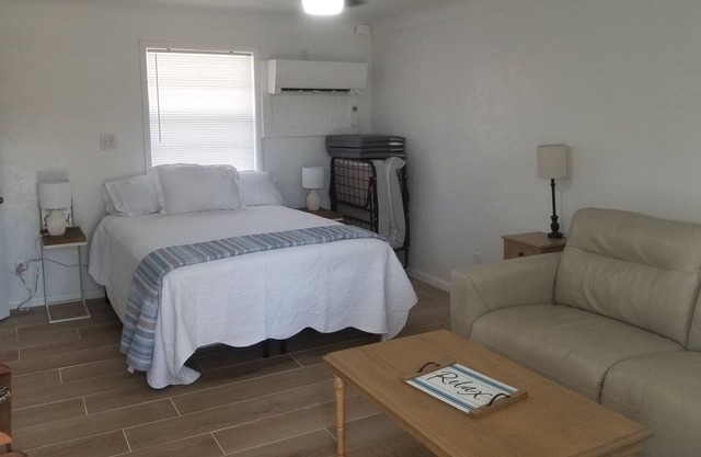 Luxury Queen Studio With Kitchen Sleeps 3