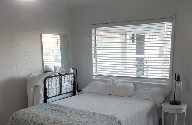 Luxury Queen Studio With Kitchenette Sleeps 3