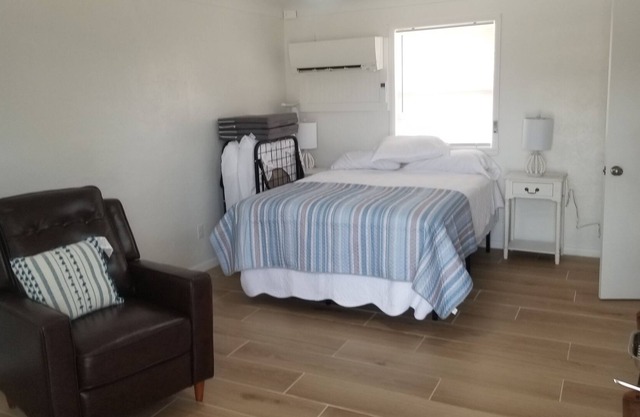 Luxury Queen Studio With Kitchenette sleeps 3