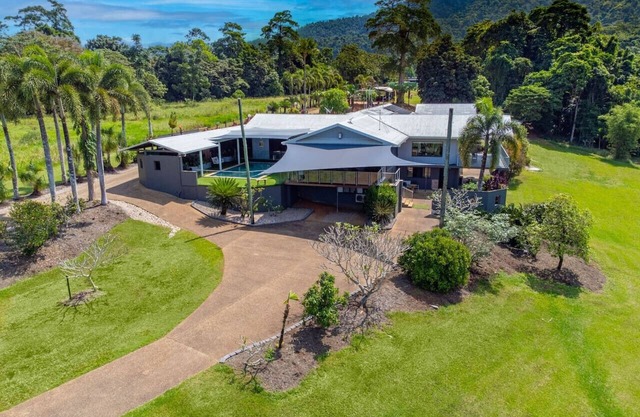 Luxury Rainforest Meets Reef | Sleeps up to 28