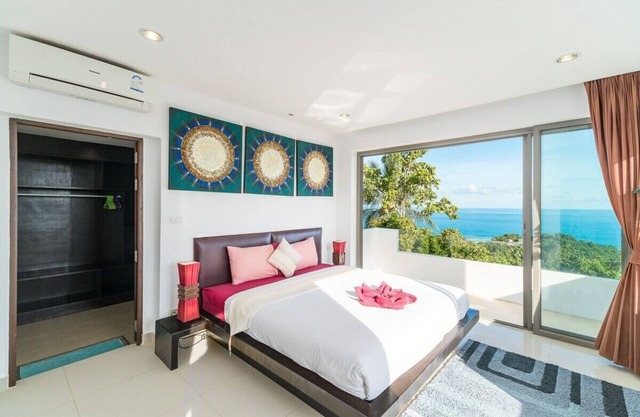 Luxury Retreat Awaits Exquisite Villa for Rent with Breathtaking Views.