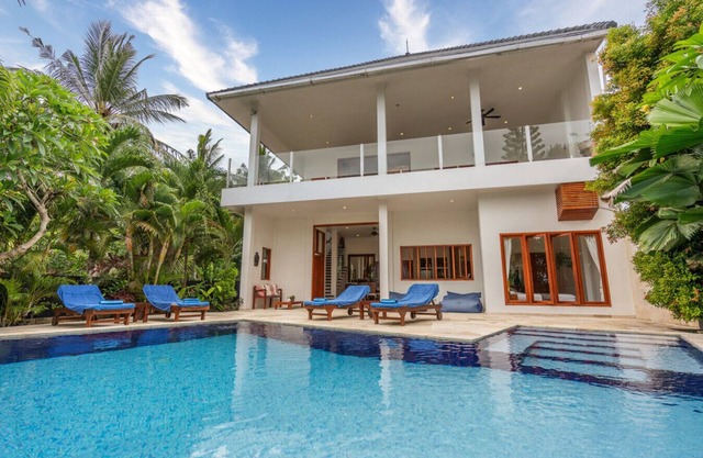 Deléitese con esta villa de lujo con vistas al mar