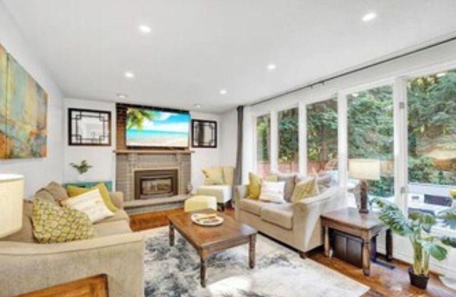 Luxury Remodel w HOT TUB, 6 Bdrm w 3 King beds.