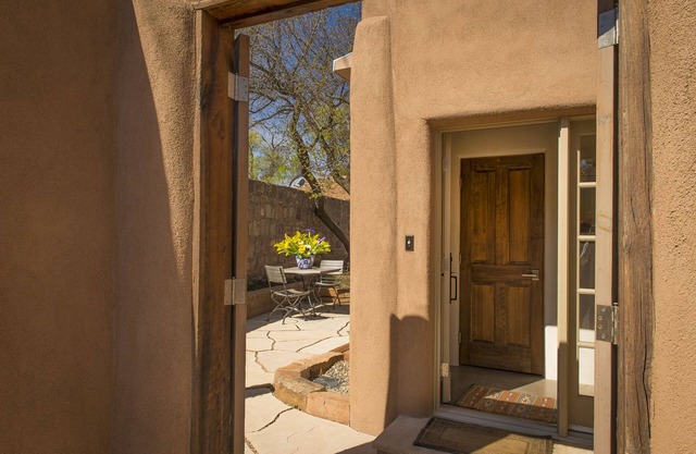 Propiedad de 5 estrellas !! Casa Miguelita - Moderno y sereno Adobe, a pie de Canyon Road