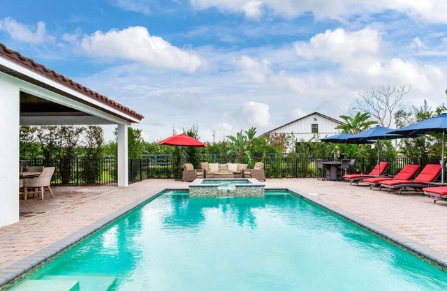 ¡NUEVO! Mansión privada frente al lago de lujo con piscina / jacuzzi y sala de juegos en superficie