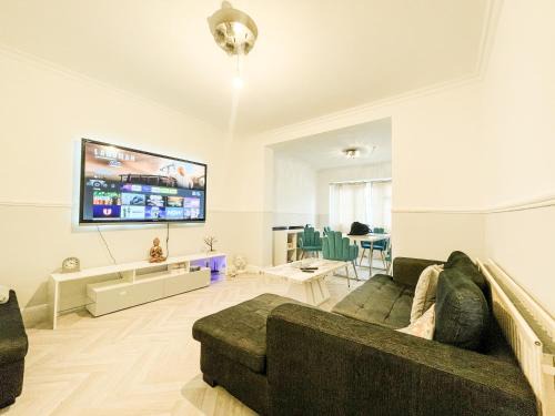 luxury retreat 5 bedrooms with driveway & garden