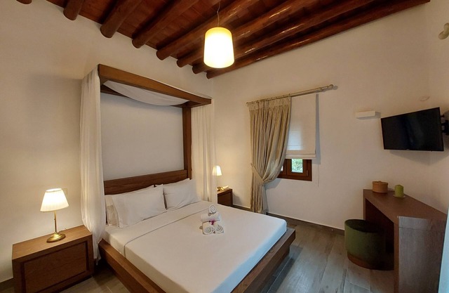 Luxury Retreat Close to Achla and Gerolimini - 4 Bdrms- 25 min From Andros Town