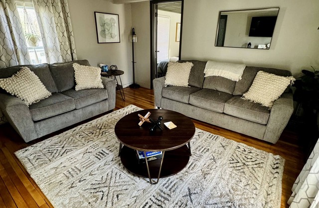 Luxury Retreat! Large 3 bedroom upstairs townhouse!Suny Potsdam in the backyard!