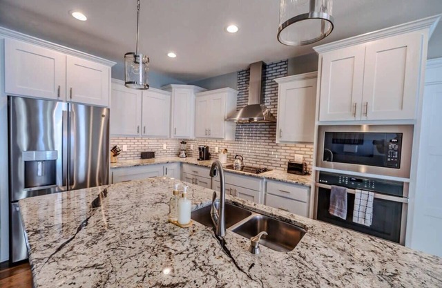 Luxury Retreat: Modern 5BR Ranch in Bennington