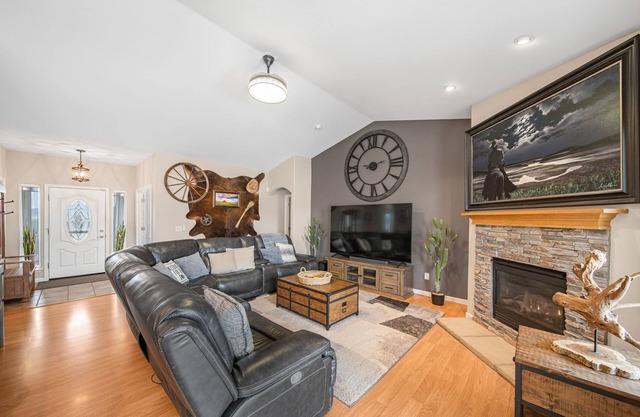 Luxury Retreat near golf, fishing, raceway, UTV great for Large Families,Dogs OK