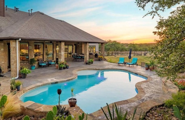 Luxury Retreat, POOL, Views, Pets OK, Sleeps 14