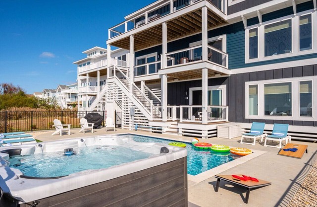 Luxury Retreat: Water Front with Private Pool, Hot Tub & Dock