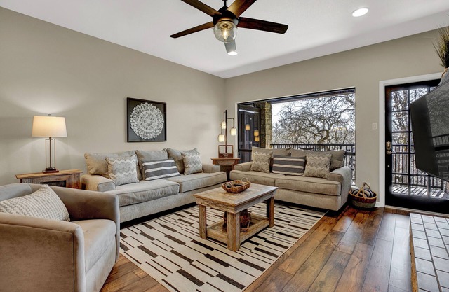 Luxury Riverfront Condo 1 BLK to Schlitterbahn!