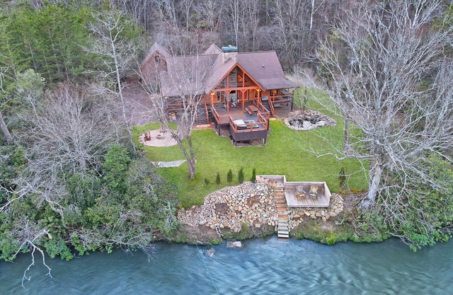 Luxury Riverfront Cabin - Pet Friendly