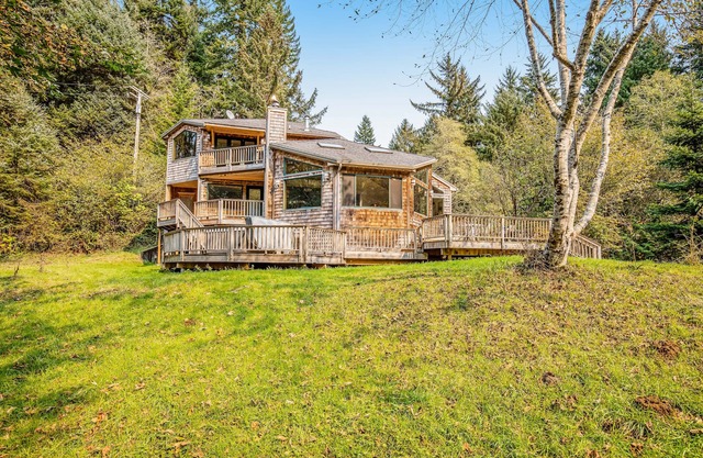 Casa de lujo frente al río con varios acres, una bañera de hidromasaje y pozas - los perros están bien.
