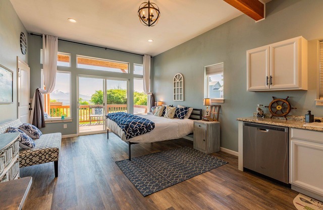 Luxury Romantic Couple's Getaway Overlooking Kachemak Bay