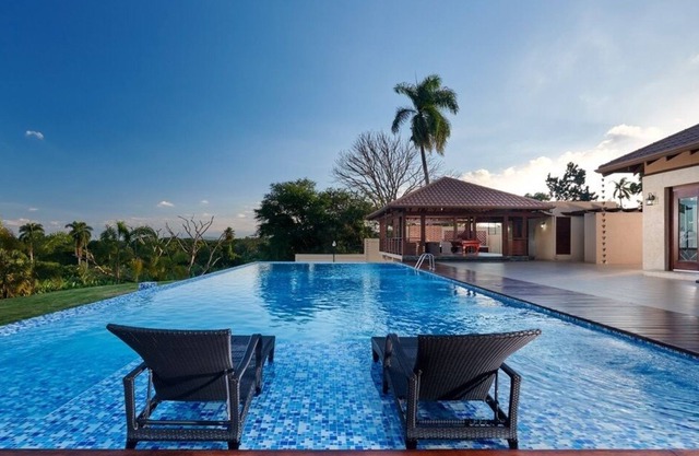 Lujo Santiago Villa: "The Zen House"