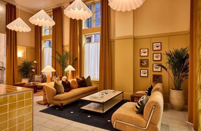 Luxury Savannah Loft + Pool, Bikes & Dining
