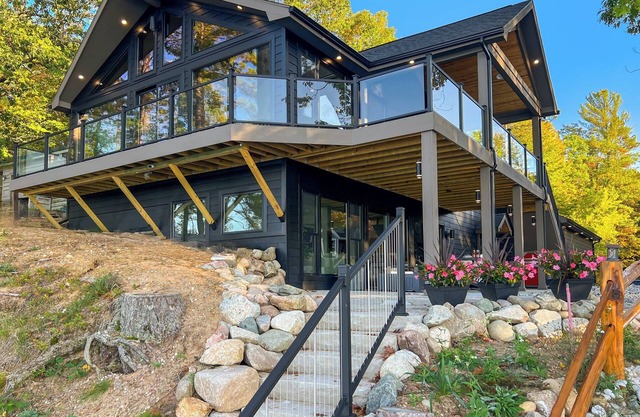 Luxury Scenic Lakeside Haven: Kayaks, Fire Pit, Multi-Deck, Game Room, Dock
