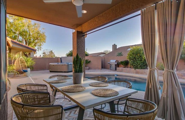 Luxury Scottsdale 5 Bdrm w/Pool and Hot tub!