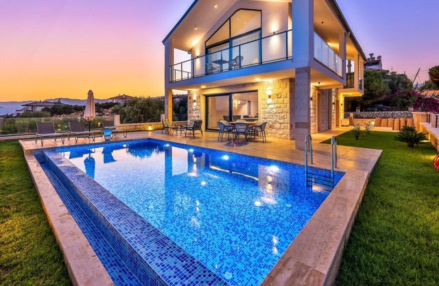 Luxury Sea View Villa w Pool By The Sea in Antalya