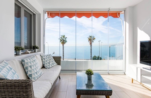 Apartamento de lujo frente al mar con piscina, parking y Wi-Fi en Málaga