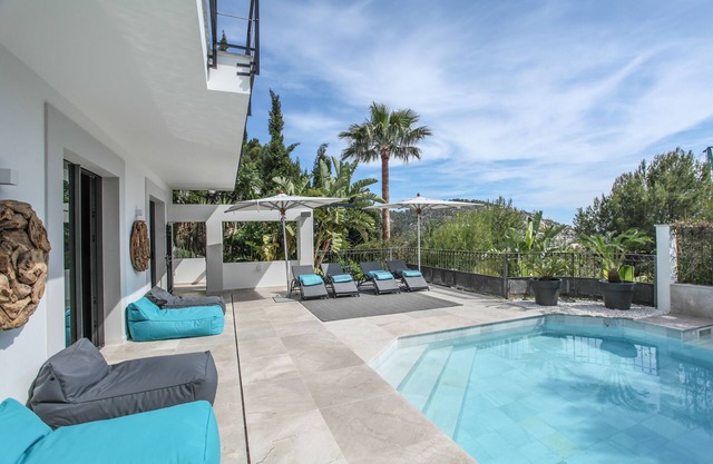 Villa de lujo recientemente renovada con piscina / vista al mar, a 5 minutos a pie de Port Andratx.