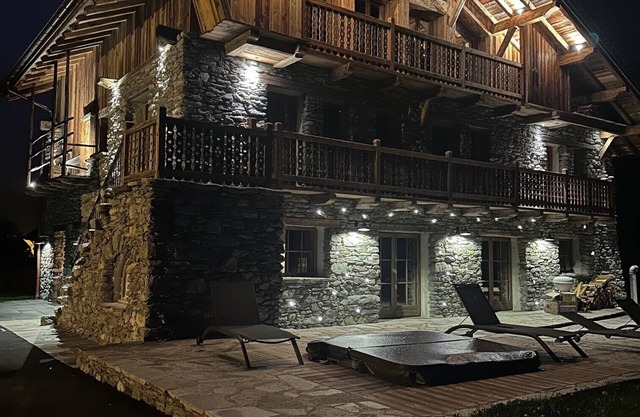 LUXURY SELF CATER CHALET - PRIVATE SWIMMING POOL - STEAM ROOM - OUTDOOR HOT TUB