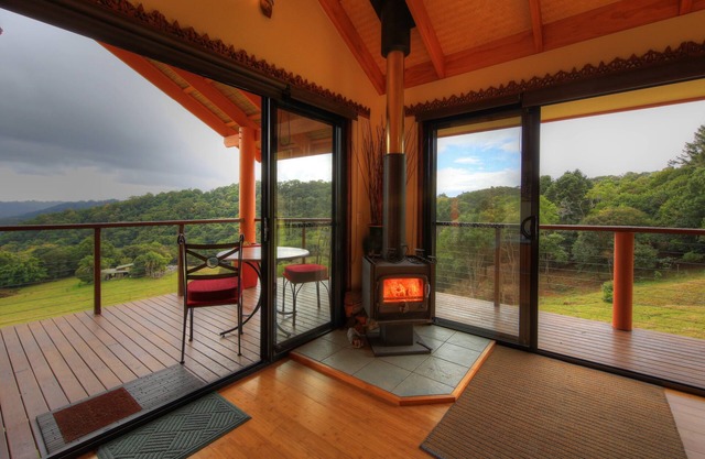 Villa independiente de lujo con cama king, spa doble, chimenea y cocina.
