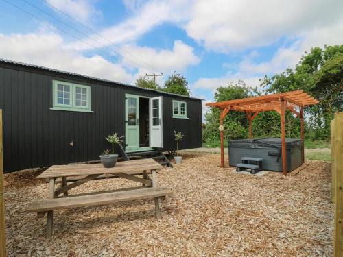 Luxury Shepherd Hut with Private Hot Tub