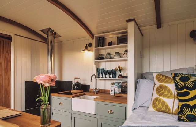 Luxury Shepherds Hut with Bath