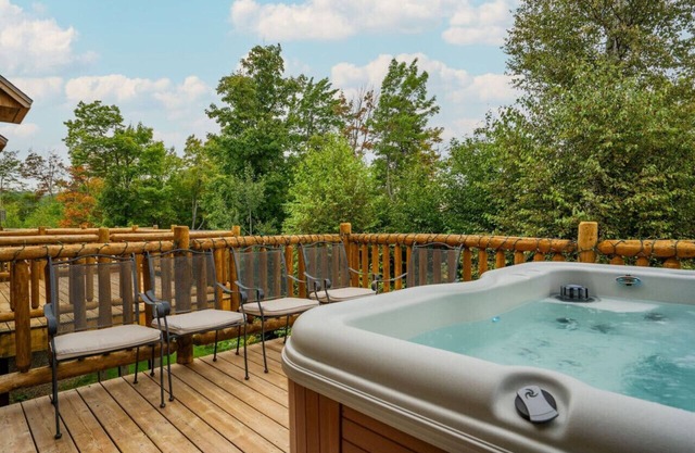 Luxury Ski In/Out Town Home w/Mtn Views & Hot tub!