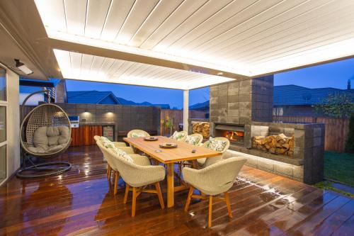 Luxury Spa, Outdoor Fireplace & Games Room - Sleeps 10, 18 mins from CHC Airport