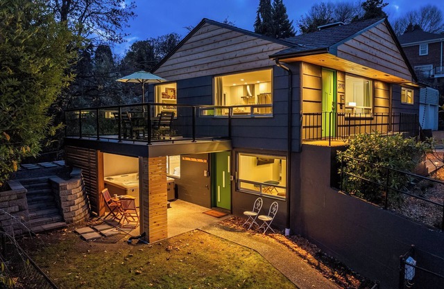 Luxury Spa, Patio, Deck & Views of Puget Sound in the Heart of Old Town, Tacoma