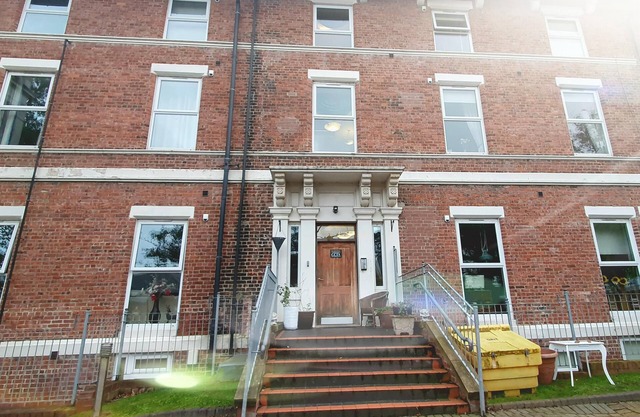 Luxury, Spacious 2 Bed Apartment with FREE AMPLE OFF ROAD PARKING!