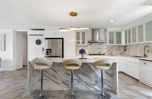 Luxury spacious 3-bedroom Suite on exclusive Lansell Rd, Toorak