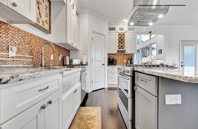 Luxury Spacious 5-bedroom house with fitness room, pingpong, deck in Okemos