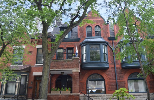 Lujo, espacioso piso de piedra rojiza en el primer piso en el este de Lincoln Park