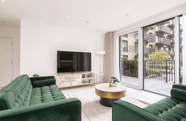 Luxury Spacious Flat With Communal Gardens Parking